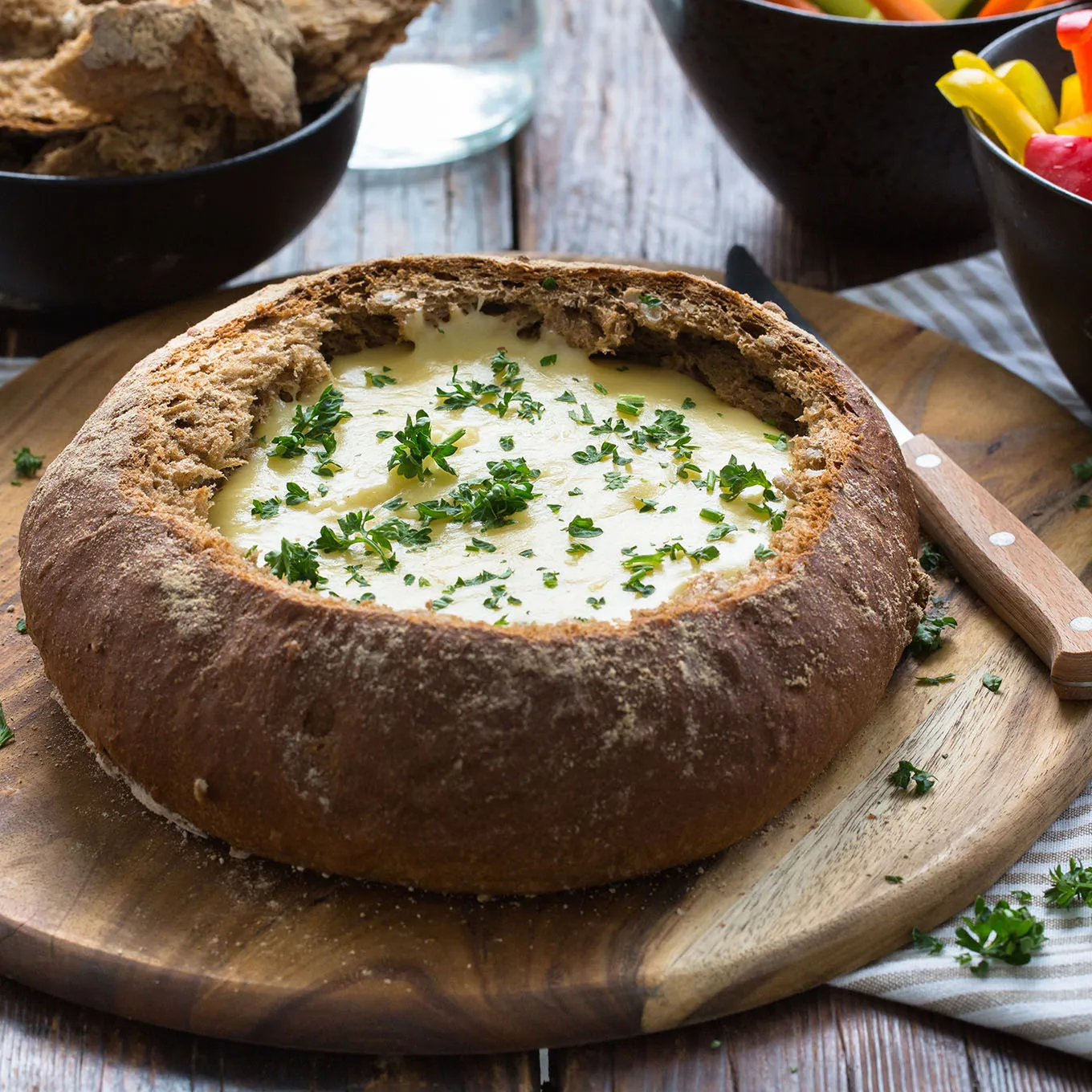 Roomkaasfondue geserveerd in knapperige broodjes